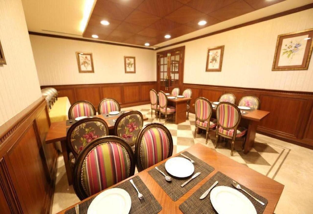 Clark International Otel Delhi  Dış mekan fotoğraf