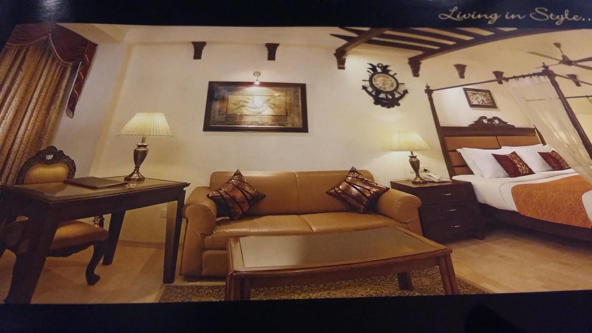 Clark International Otel Delhi  Dış mekan fotoğraf